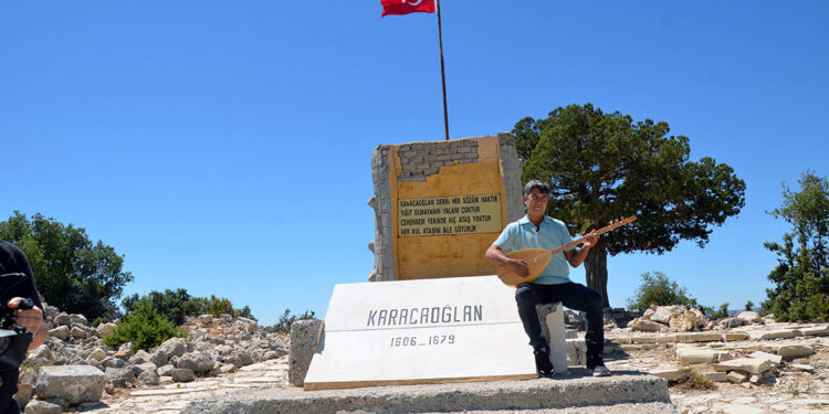 Karacaoğlan'ın anıt mezarı harabeye döndü