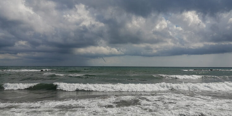 Karasu'da denizde 4 kez hortum çıktı