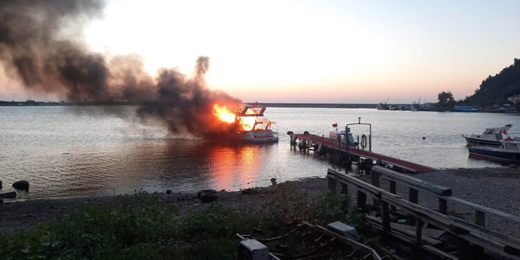 Kastamonu'da aynı aileye ait yat ile otobüste eş zamanlı yangın