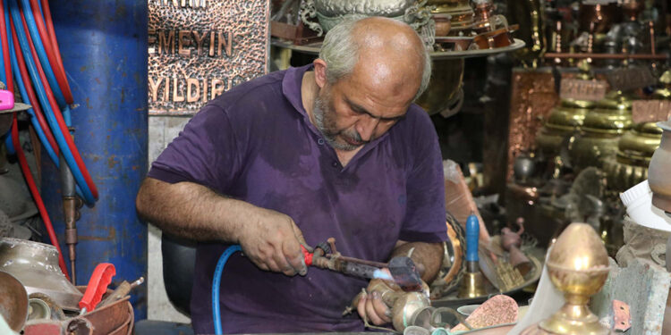 Kemeraltı'nın tek bakır ustası; Dubai, Katar ve Tayland'a ürünlerini gönderiyor