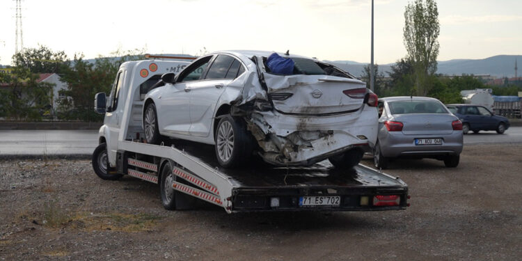 Kırıkkale'de işçi servis minibüsü otomobile çarptı: 11 yaralı