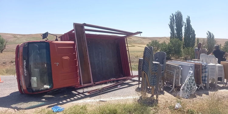 Kırıkkale'de kamyonet devrildi: 8 yaralı