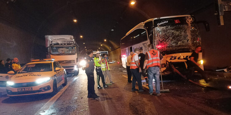 Kocaeli'de tünelde zincirleme kaza: 15 yaralı