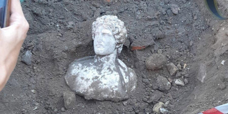 Konuralp Antik Tiyatro kazılarında büst bulundu