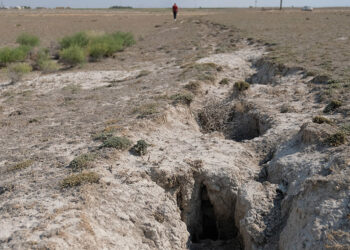 Konya'da büyük tedirginlik! 5 metreyi bulan yarıklar oluştu