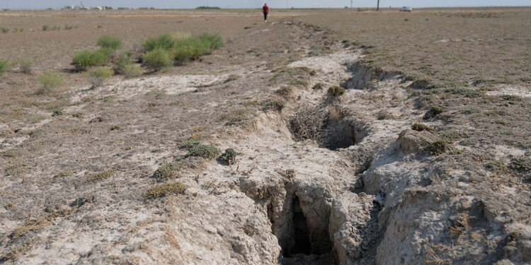 Konya'da büyük tedirginlik! 5 metreyi bulan yarıklar oluştu