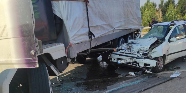 Konya'da otomobil kamyona çarptı: 3 ölü, 2 yaralı