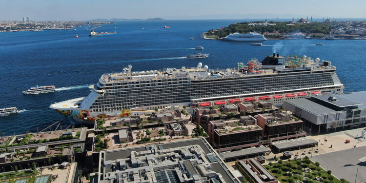 Kruvaziyer yolcu trafiği yılın ilk yarısında 574 bini geçti