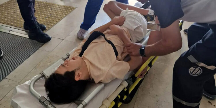 Kucağında taşıdığı kas hastasını merdivenden düşürdü