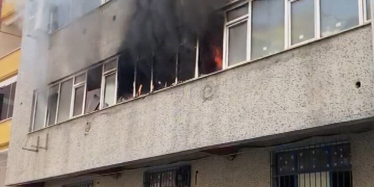 Küçükçekmece'de ayakkabı atölyesinde çıkan yangın söndürüldü