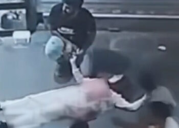 Küçükçekmece'de eşi tarafından sokak ortasında bıçaklanan kadın öldü