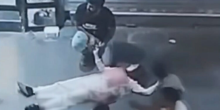 Küçükçekmece'de eşi tarafından sokak ortasında bıçaklanan kadın öldü