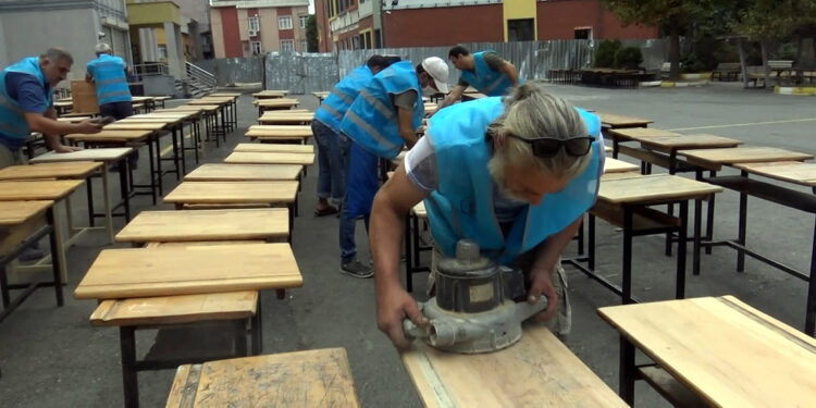 Küçükçekmece'de hükümlüler sınıfları boyadı; sıraları cilaladı