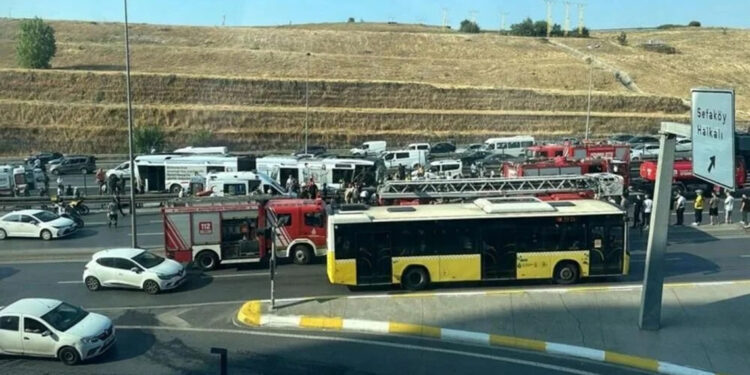 Küçükçekmece'de metrobüs kazası: 10 yaralı