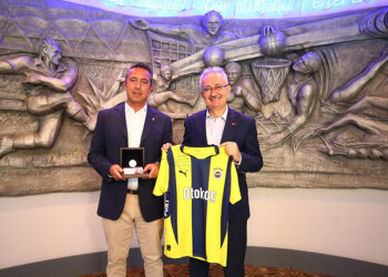 Lefter Küçükandonyadis’in hatıra parası Ali Koç’a hediye edildi