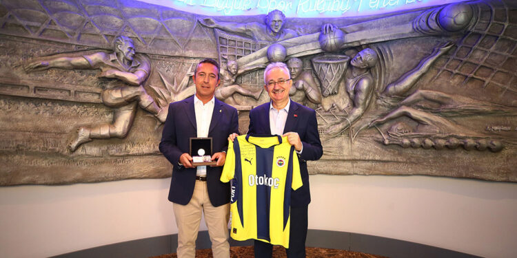 Lefter Küçükandonyadis’in hatıra parası Ali Koç’a hediye edildi