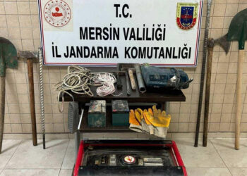 Mersin'de define arayan 11 kişi yakalandı