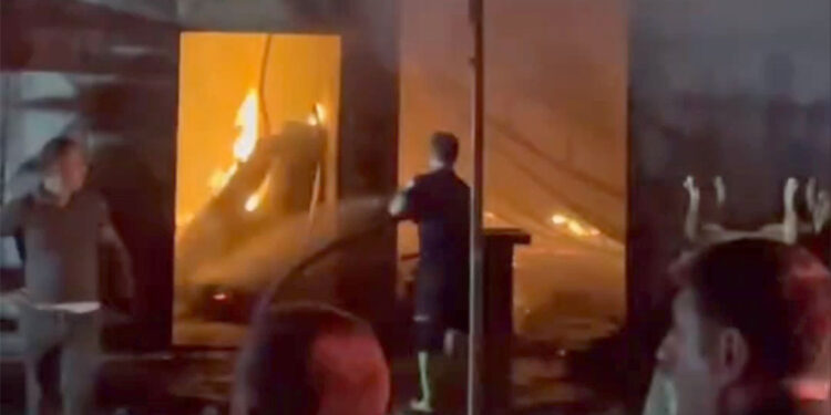 Adana'da mobilyacılar sitesinde çıkan yangında 6 işyeri zarar gördü