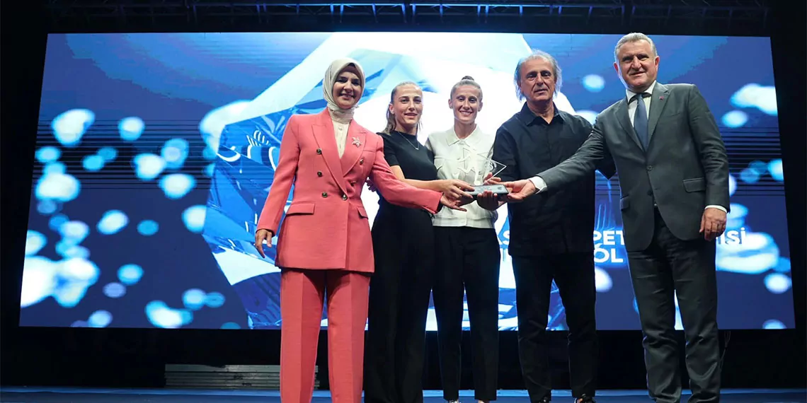 Aile ve sosyal hizmetler bakanı mahinur özdemir göktaş, "bakanlık olarak ankara organize sanayi bölgesi (osb) i̇stihdam ofisi ile protokol imzalıyoruz. Bu protokolle, ankara'daki üniversitelerin meslek yüksek okulu ve mühendislik fakültelerinde eğitim gören kız öğrencilerin meslek edinmelerine destek olacağız" dedi.