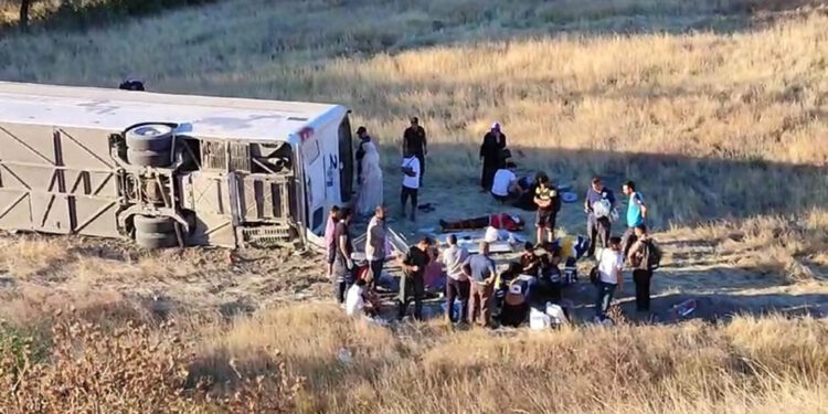 Malatya'da yolcu otobüsü şarampole yuvarlandı: 11 yaralı