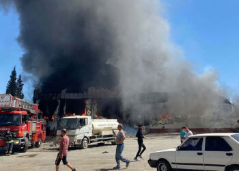 Manisa'da yaş sebze meyve işletmesinde yangın