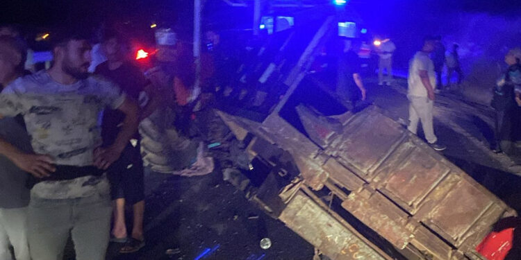 Mardin'de traktöre arkadan çarpan otomobildeki 1' bebek 2 kişi öldü, 3 kişi yaralandı