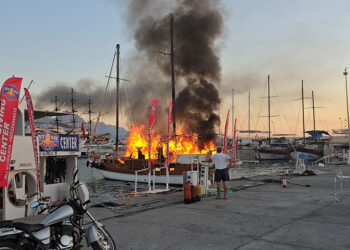 Marinada teknedeki yangın diğer teknelere de sıçradı