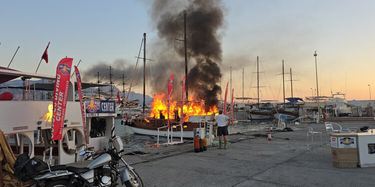 Marinada teknedeki yangın diğer teknelere de sıçradı