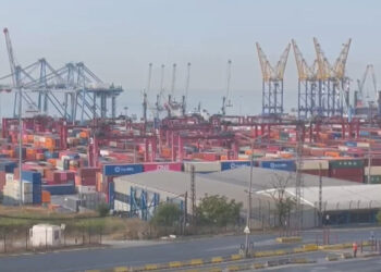 Marmara Denizi'nde makine arızası yapan gemi limanı çekildi