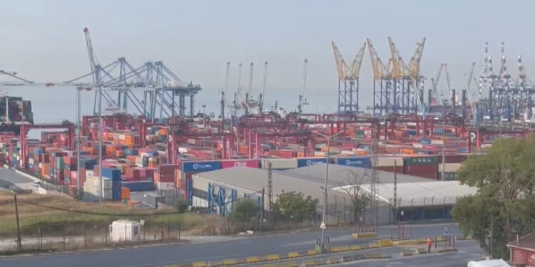 Marmara Denizi'nde makine arızası yapan gemi limanı çekildi