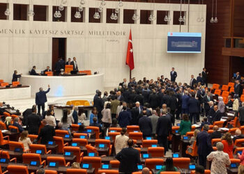 Meclis'te tekmeli yumruklu kavga