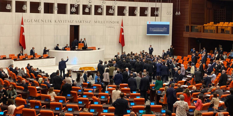 Meclis'te tekmeli yumruklu kavga