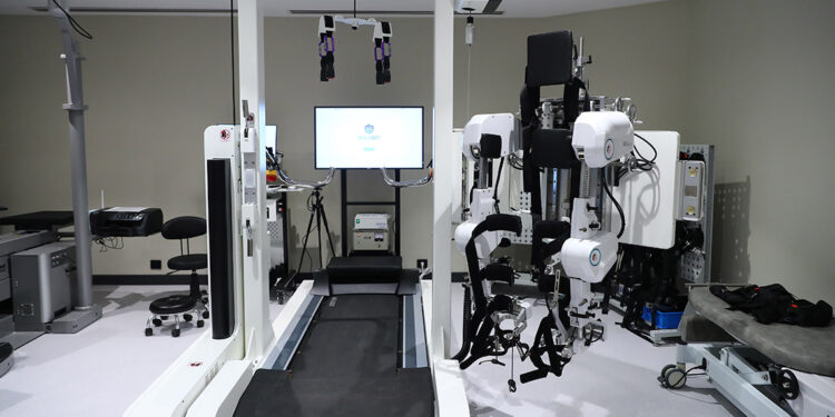 Medipol Sağlık Grubu, yürüme robotu WalkBot’u hizmete aldı