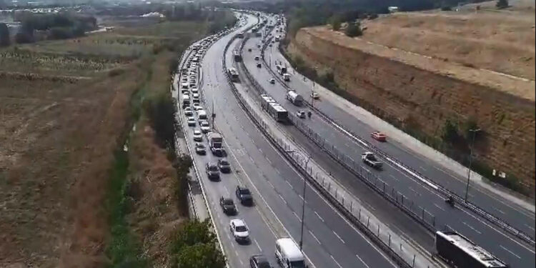 Metrobüs kazası sonrası trafik yoğunluğu 