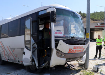 Midibüs istinat duvarından yan yola düştü: 11 yaralı