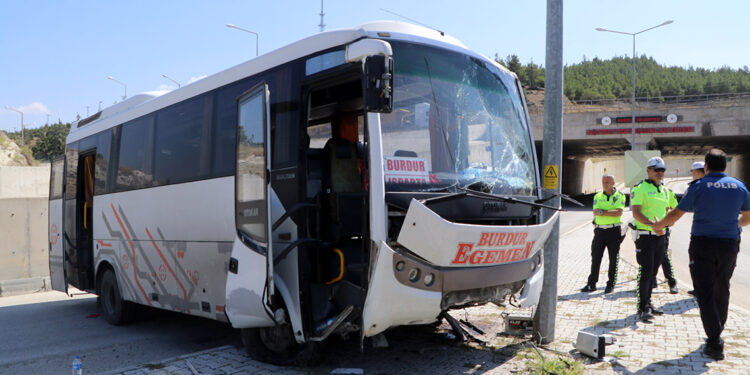 Midibüs istinat duvarından yan yola düştü: 11 yaralı