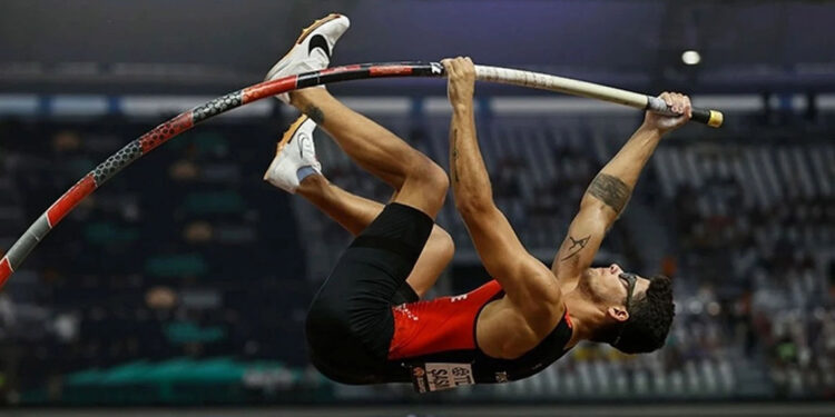 Milli atlet Ersu Şaşma, sırıkla atlamada finale yükseldi