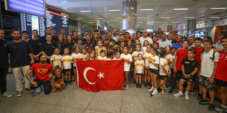 Milli cimnastikçisi Ferhat Arıcan coşkuyla karşılandı