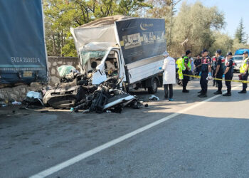 Mobilya yüklü kamyonet park halindeki TIR'a çarptı: 3 ölü