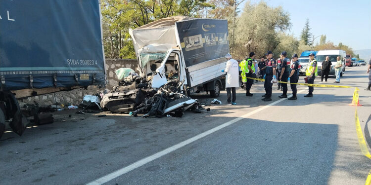 Mobilya yüklü kamyonet park halindeki TIR'a çarptı: 3 ölü