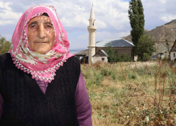 Muhtar vefat edince görev 4 torunlu kadın azaya kaldı