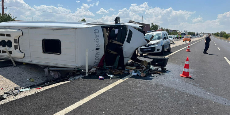 Nevşehir'de minibüs ile cip çarpıştı: 1'i ağır, 14 yaralı
