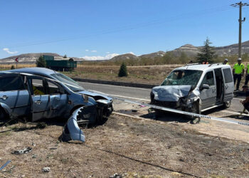 Nevşehir'de otomobil ile hafif ticari araç çarpıştı: 1 ölü, 4 yaralı