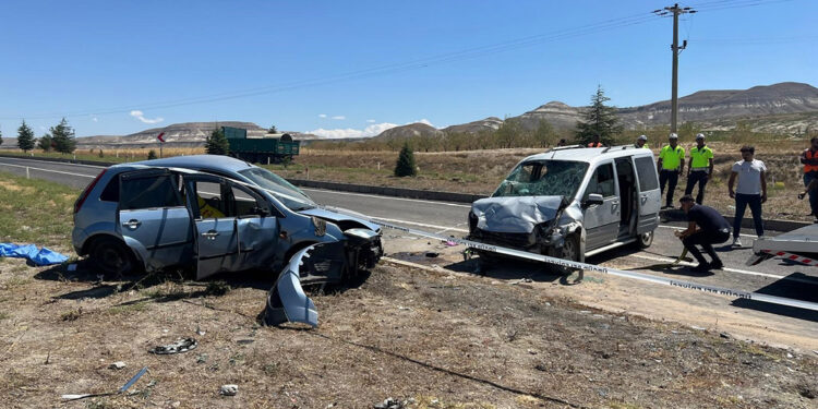 Nevşehir'de otomobil ile hafif ticari araç çarpıştı: 1 ölü, 4 yaralı