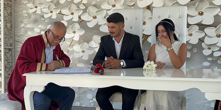 Nikah memuru, son nikahı kızına kıydı