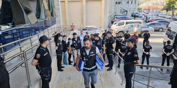 Otomobilin kundaklanmasının altından tefecilik örgütü çıktı