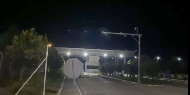 Özbekistan Havayolları uçağı kabin basıncı düşünce zorunlu iniş yaptı