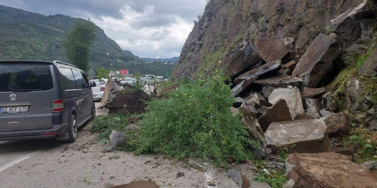 Ordu'da kara yolunda heyelan