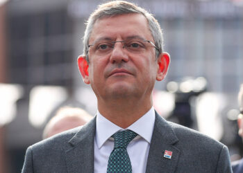 Özgür Özel'in ayağı kırıldı