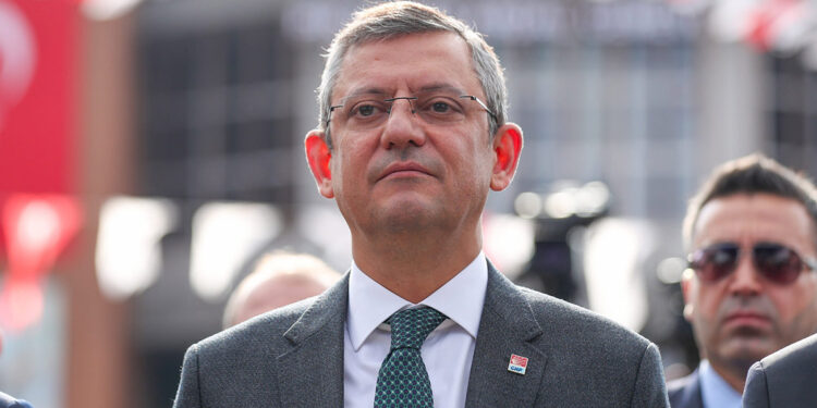 Özgür Özel'in ayağı kırıldı